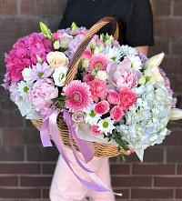 Цветочная композиция из Розы, Хризантемы, Пионы и Лизиантусы в корзине в Антипихе
