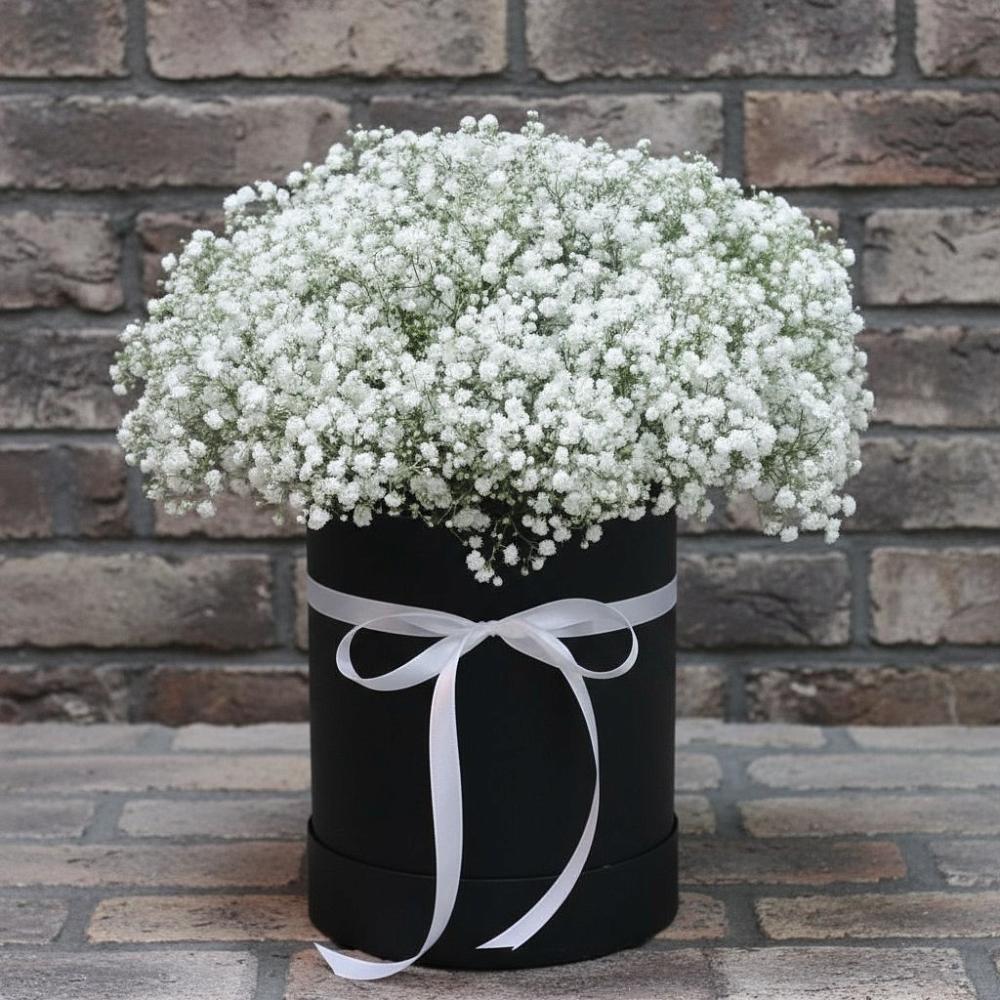 Цветочная композиция из Гипсофила в шляпной коробке в Антипихе