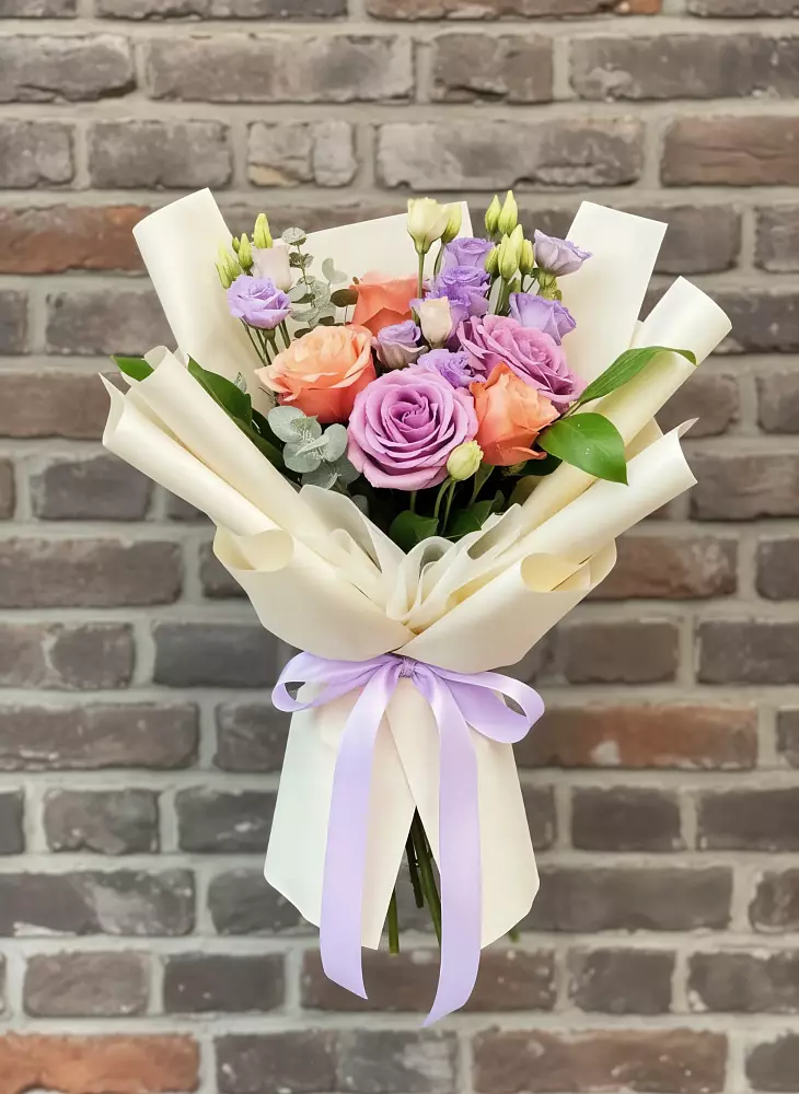 Букет цветов из: Лизиантусы и Розы в Антипихе