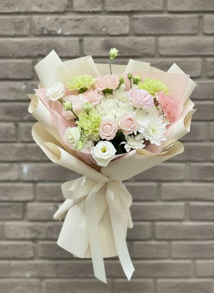 Букет цветов из: Гвоздики, Розы, Лизиантусы и Хризантемы в Антипихе