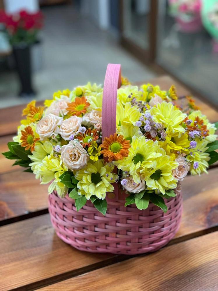 Цветочная композиция из Хризантемы и Розы в корзине в Антипихе