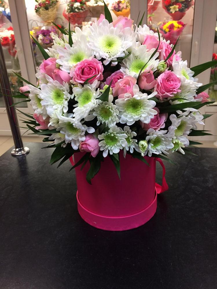 Цветочная композиция из Розы и Хризантемы в шляпной коробке в Антипихе