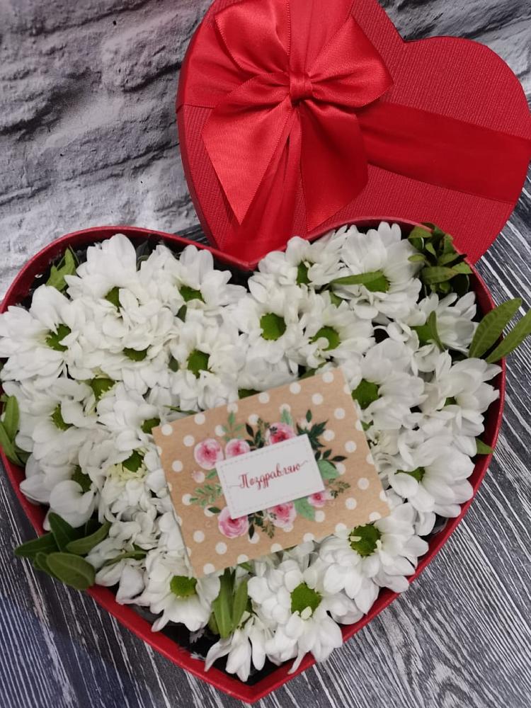 Цветочная композиция из Хризантемы в виде сердца в Антипихе