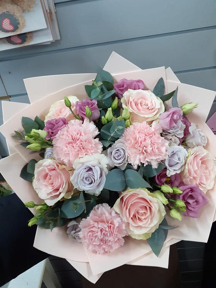 Букет цветов из: Розы, Гвоздики и Лизиантусы в Антипихе