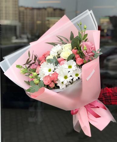 Букет цветов из: Розы, Лизиантусы и Хризантемы в Антипихе
